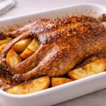 Запечённая утка с яблоками и медово-горчичной глазурью Запечённая утка с яблоками и медово-горчичной глазурью