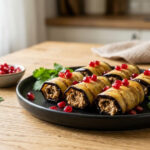 Закуска из баклажанов с орехово-чесночной пастой и гранатовой ноткой Закуска из баклажанов с орехово-чесночной пастой и гранатовой ноткой