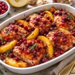 Запечённые куриные бедра с айвой и клюквенным соусом