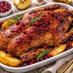 Запечённый гусь с айвой и клюквенным соусом